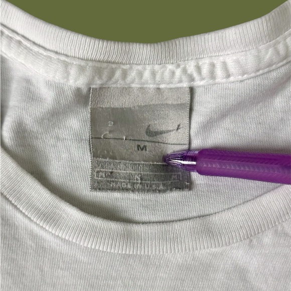 Vintage White Nike Size M Green Logo Faded Graphic T-Shirt 00s Mens Sportswear - Picture 2 of 6